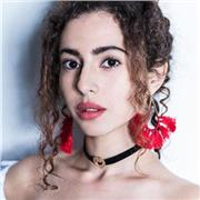 Danseuse , professionelle et professeur de danse.
Je commence ma formation en contemporain et danse orientale, puis en danse urbaine , hip-hop